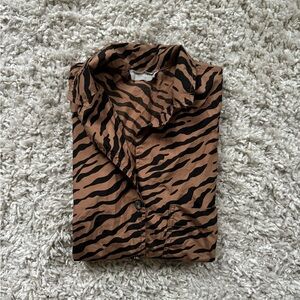 Everlane poplin shirt in tiger stripe sz small